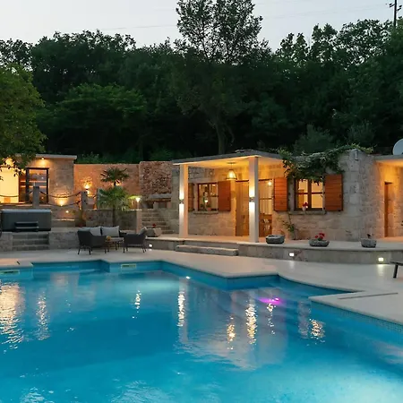 Mia 2 - Six Bedroom With Private Pool *