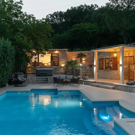 Mia 2 - Six Bedroom With Private Pool Vila *