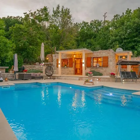 Mia 2 - Six Bedroom With Private Pool Vila *