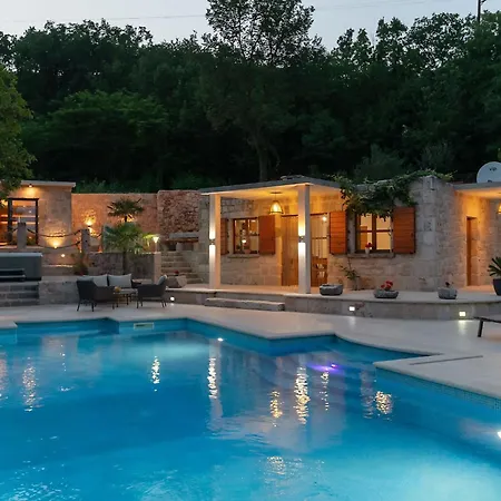 Mia 2 - Six Bedroom With Private Pool *
