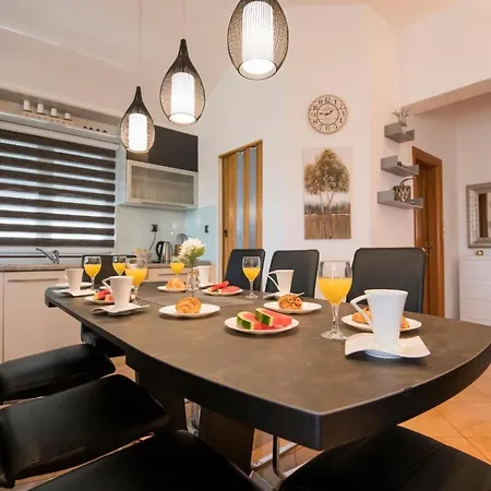 Mia 2 - Six Bedroom With Private Pool 빌라 Krivodol