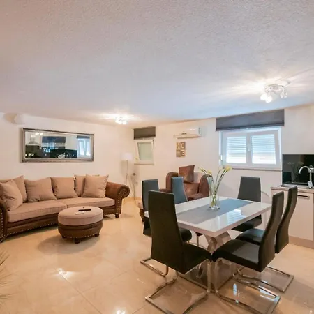 Mia 2 - Six Bedroom With Private Pool 빌라
